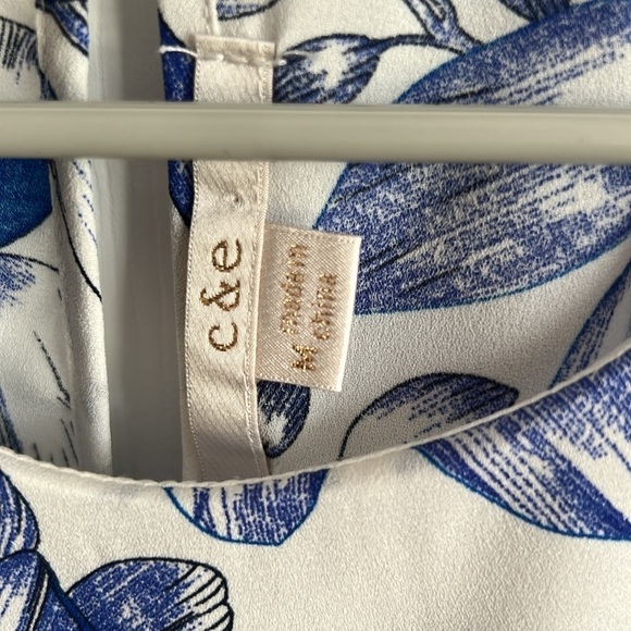 C & E Floral Print Sleeveless Blouse White Blue Tank Top Casual Size Medium - Picture 5 of 9